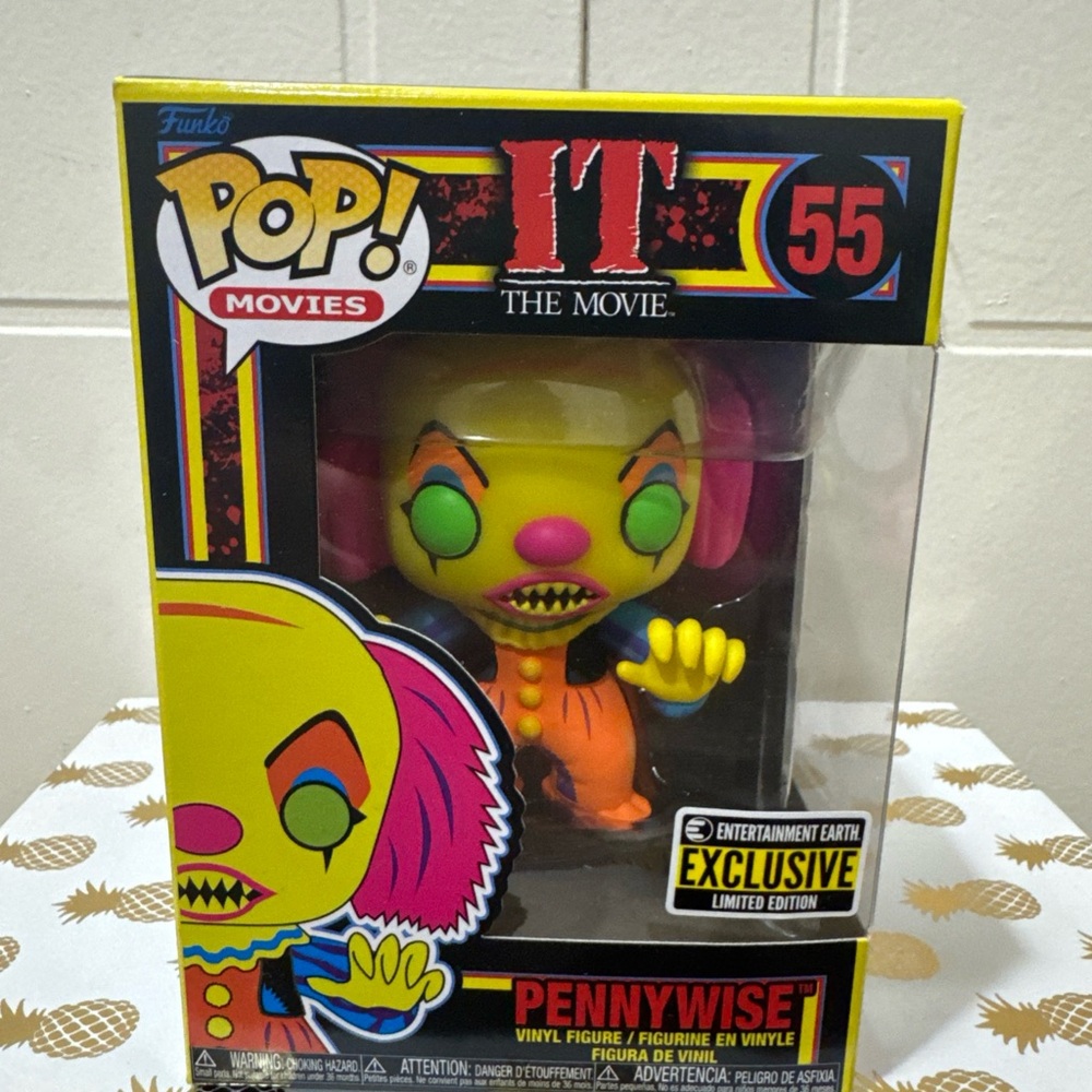 Funko Pop! Vinyl:IT-Pennywise(Black Light)-Entertainment Earth(Exclusive) #55